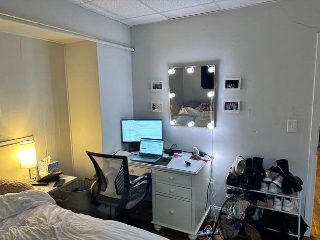 Building Photo - KENMORE 2 Bed 2 Bath - 9/1/26