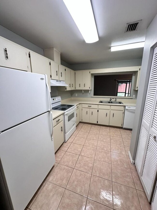 Building Photo - 505 Bristol Dr