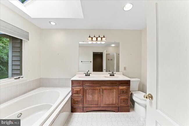 Building Photo - 400 Wooded Way