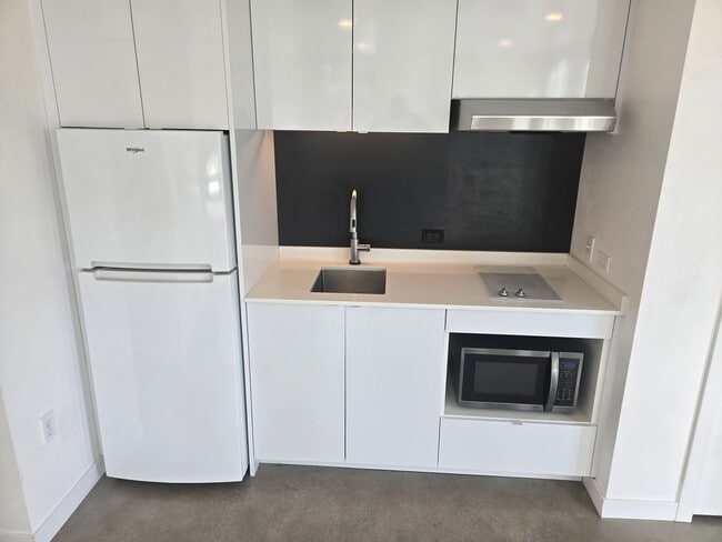 Building Photo - N Vancouver (3215)