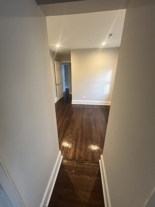 Building Photo - Charming 3-Bedroom Home with 3 Full Bathro...