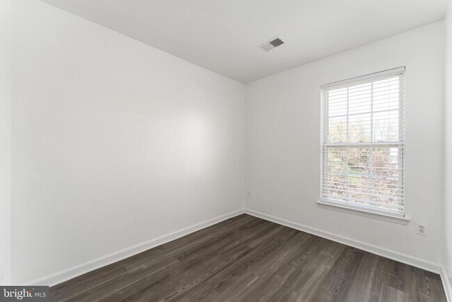 Building Photo - 7102 Finch Ln