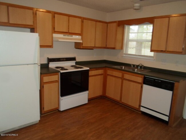 Building Photo - "Charming 2-Bed, 2-Bath Gem with Cozy Comf...
