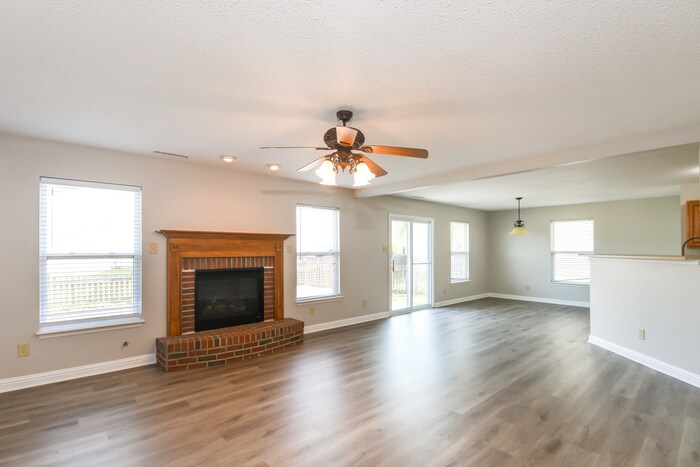 Building Photo - 7587 Charlotte Dr