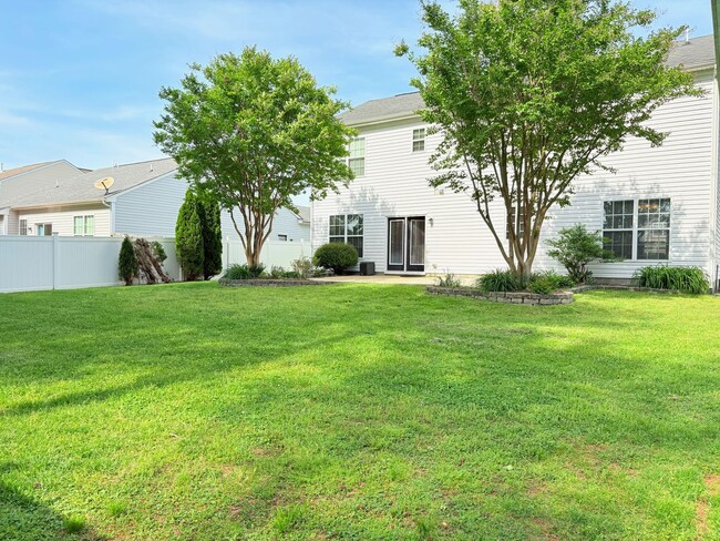Building Photo - Large Spacious Home With Fully Fenced In Y...