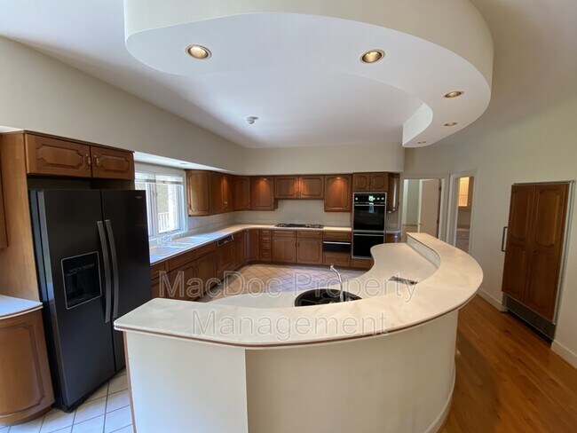Building Photo - 11225 N Club Dr