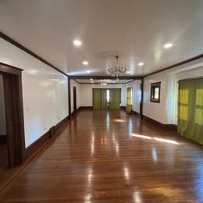 Building Photo - 3 Bed | 2 Bath | McKinley Park Area — $3,375/Month