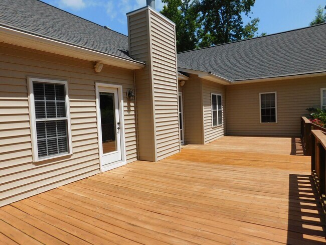 Building Photo - 300 Taliaferro Ln