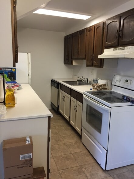 kitchen - 1526 Potomac Ave SE