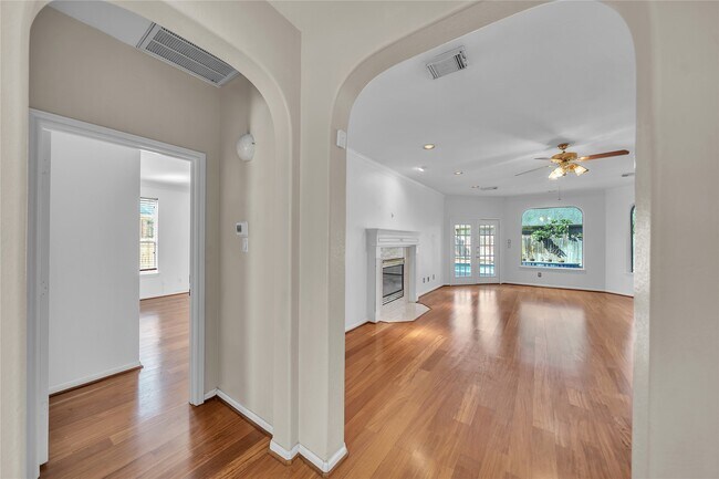 Building Photo - 1423 Meadow Lakes Dr