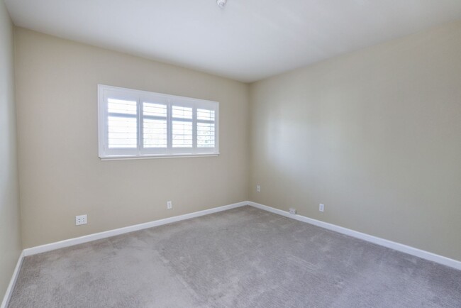 Building Photo - 3 Bed / 2.5 Bath bright and spacious home ...