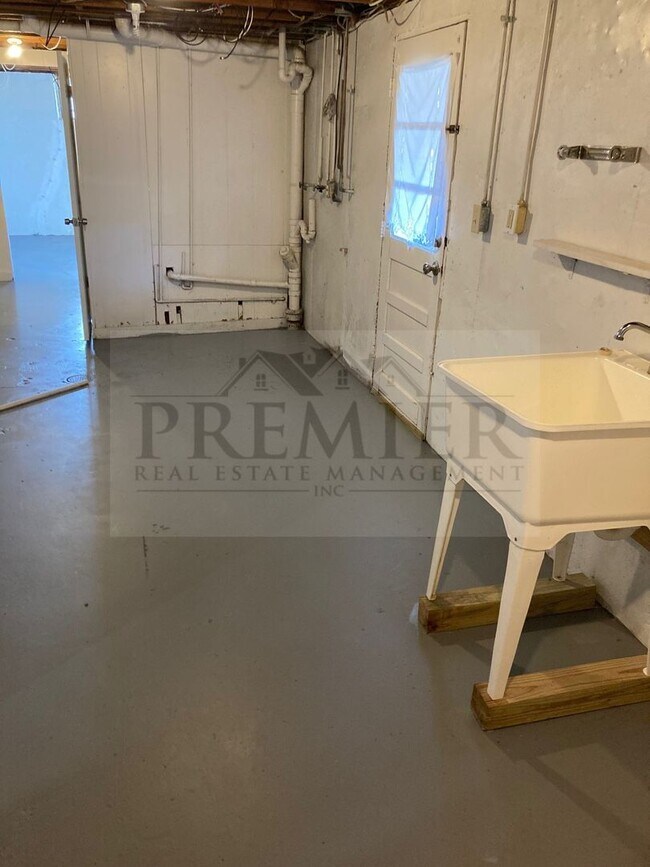 Building Photo - 7716 Crisp Ave