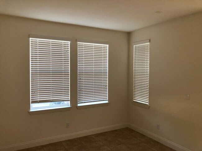 Building Photo - Manteca 4 Bedroom 1/2 bath 2 Car Garage ta...