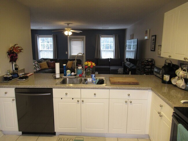 Building Photo - Donahue Crossing Golf View Condominiums #3307