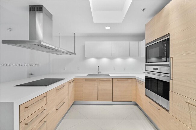 Building Photo - 17301 Biscayne Blvd