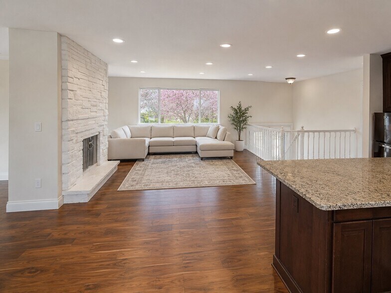 Building Photo - 4860 Country Club Dr
