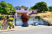 Building Photo - Quality Duplex, Right Near Downtown!