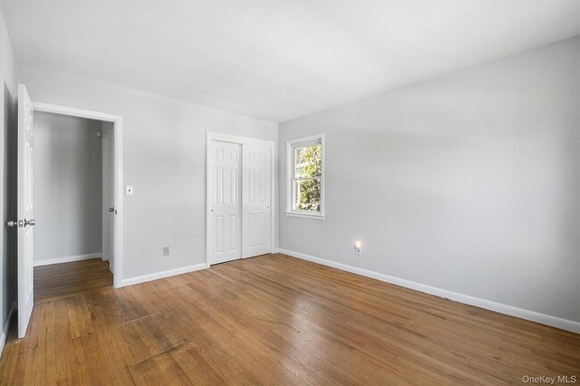 Building Photo - 846 Hartsdale Rd