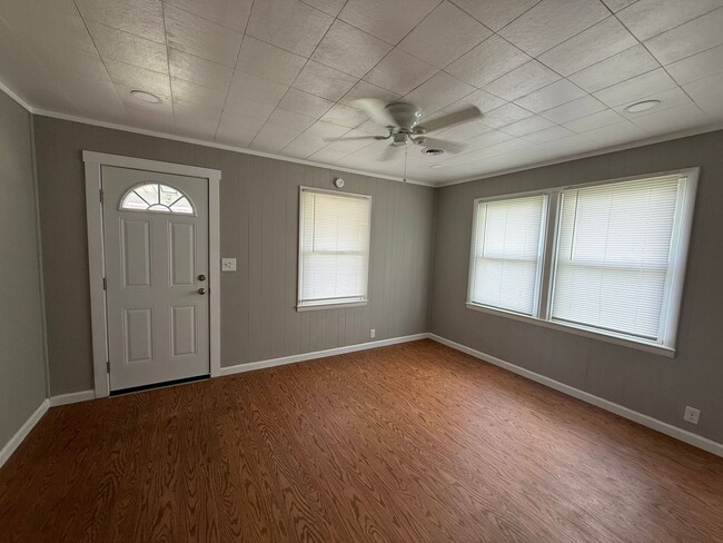 Building Photo - 3 Bedroom 2 Bath Home Kingsport, TN