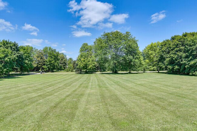 Building Photo - 7 Creekside Ln