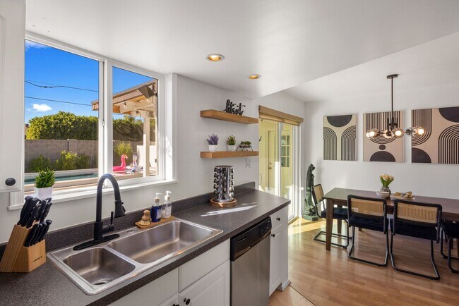 Building Photo - COMING SOON! Fully Furnished 3 Bedroom 3 Bathroom Home in Old Town Scottsdale