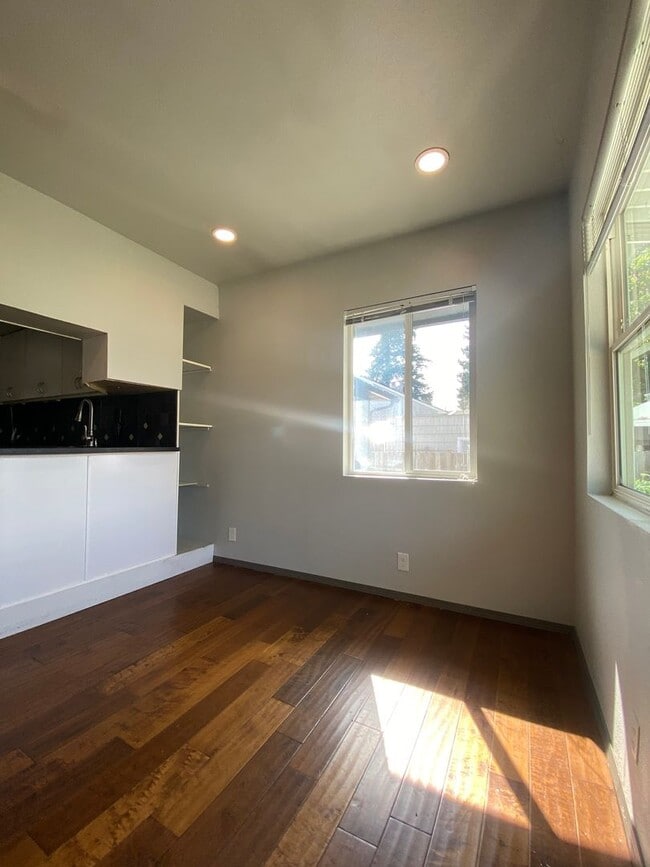 Building Photo - 4 bedrooms, 1.5 baths Millwood-20x30 shop ...