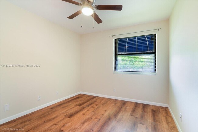 Building Photo - 567 Racquet Club Rd
