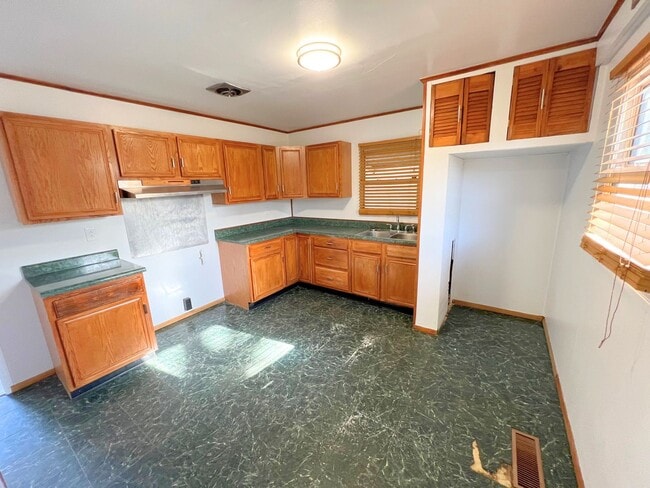 Building Photo - 3 bedrooms 1 bathroom ranch style house