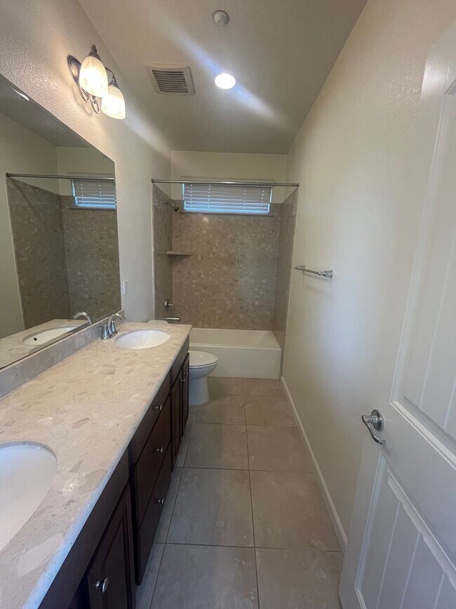 Building Photo - 4 Bedroom 2, Bath, 2900 sqft. w/t Separate 1 Bedroom 1 Bath Guest Quarters for Lease.