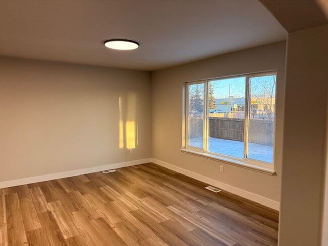 Building Photo - All Utilities Included in this 3 Bedroom South Anchorage Townhouse!