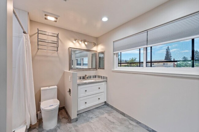 Building Photo - 3661 Slopeview Dr