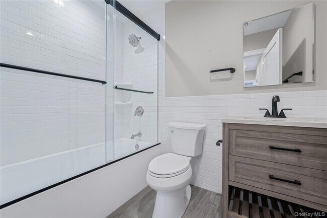 Building Photo - 110 School St