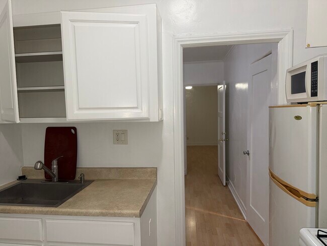 Building Photo - 1267 S Dunsmuir Ave