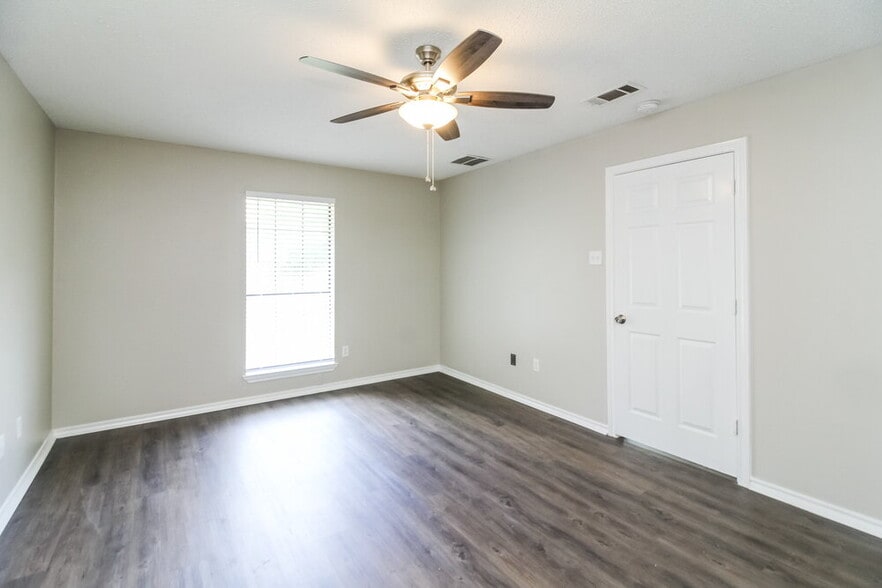 Building Photo - 834 Green Pastures Dr