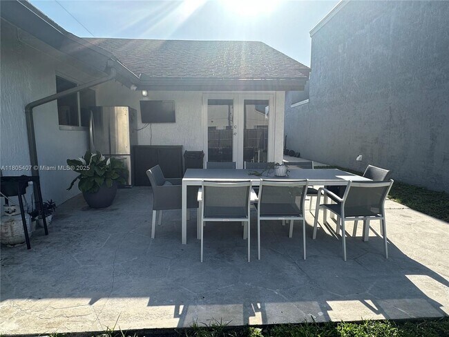 Building Photo - 541 SW 89th Ct