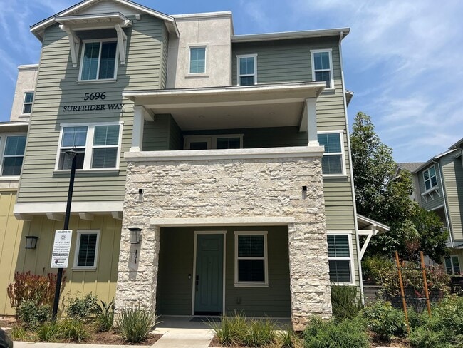 Primary Photo - Spacious 4 Bedroom, 3.5 Bath Townhome in G...