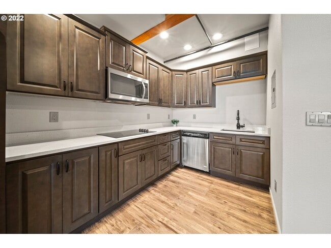 Building Photo - 5 bedroom 4 Bathroom Spectacular Townhome ~ Parking, A/C and More!
