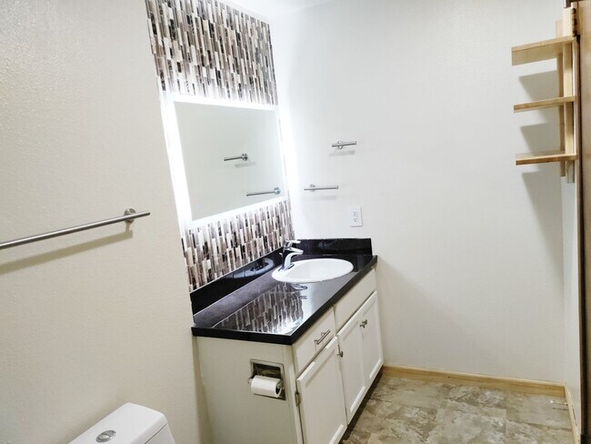 Building Photo - 2Bd/1Ba Seattle Condo