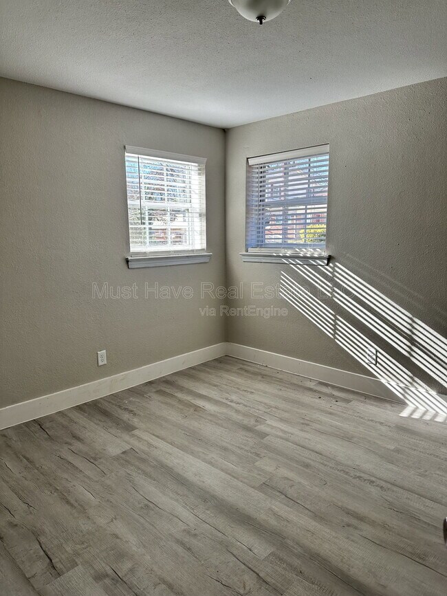 Building Photo - 347 4th St SE