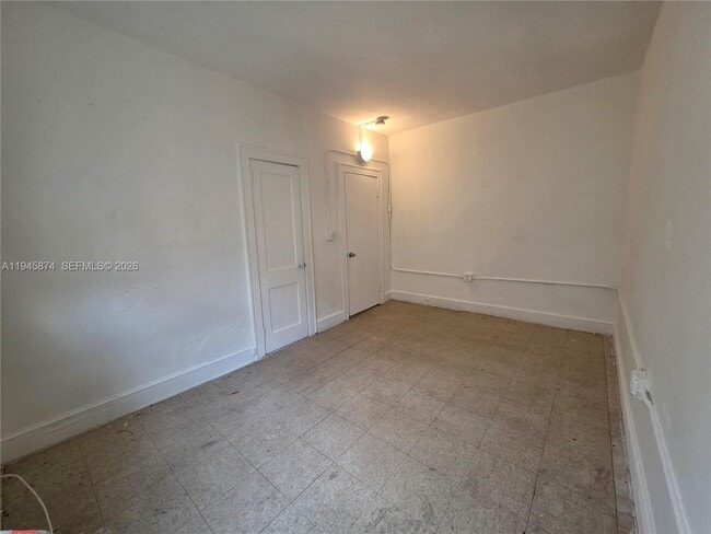 Building Photo - 1005 SW 19th Ave