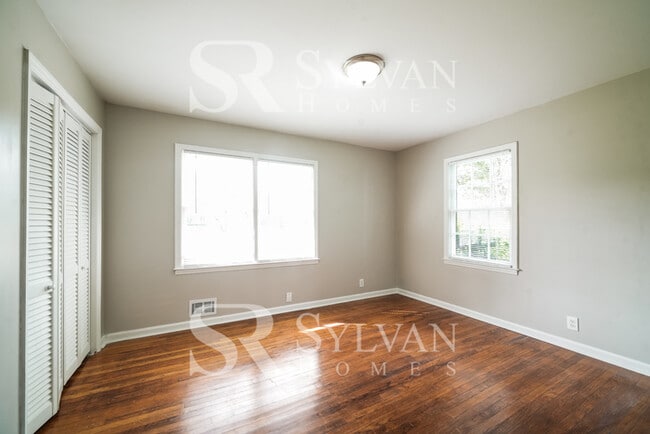 Building Photo - Where Charm Meets Comfort