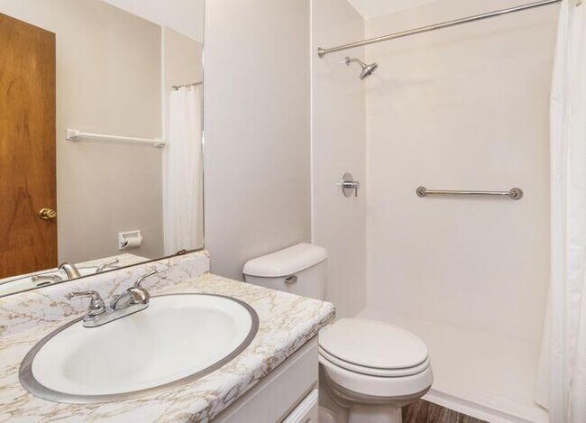 Building Photo - 2025 E Greenwich Ave