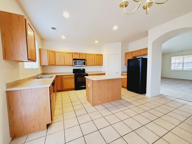 Building Photo - 3 Bedroom 2.5 Bathroom