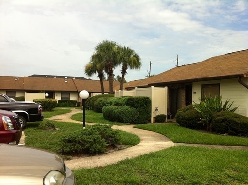 Building Photo - 2 bedroom 1 bath triplex located in the Semoran club subdivision.