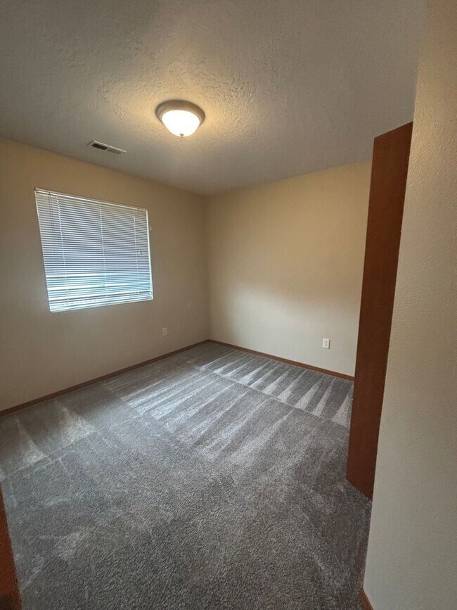 Building Photo - NEWLY UPDATED 4 bed / 2.5 BATH - Desirable Spokane Valley
