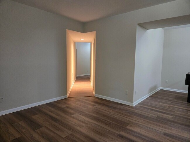 Building Photo - Stunning and Spacious 5 Bed 4 Bath Colonia...