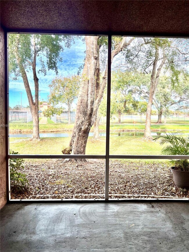 Building Photo - 1133 Coral Club Dr