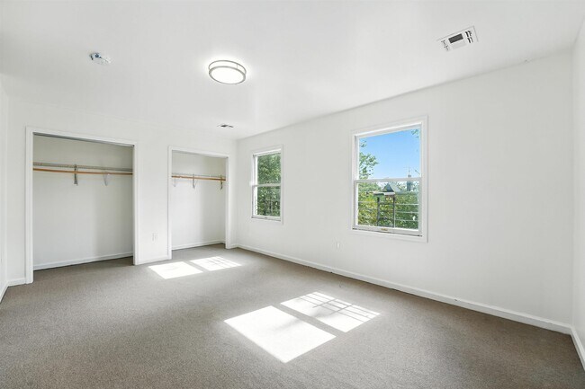Building Photo - 139 Bayview Ave