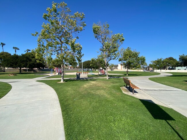 Building Photo - Two Bedroom Huntington Beach Townhouse w/ ...