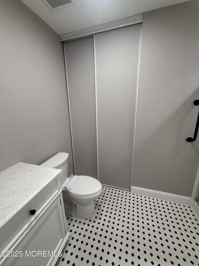 Building Photo - 572B Nutley Dr